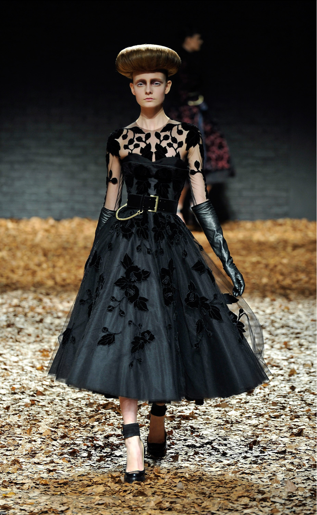 alexander-mcqueen-xem-xet-khai-tu-dong-san-pham-mcq