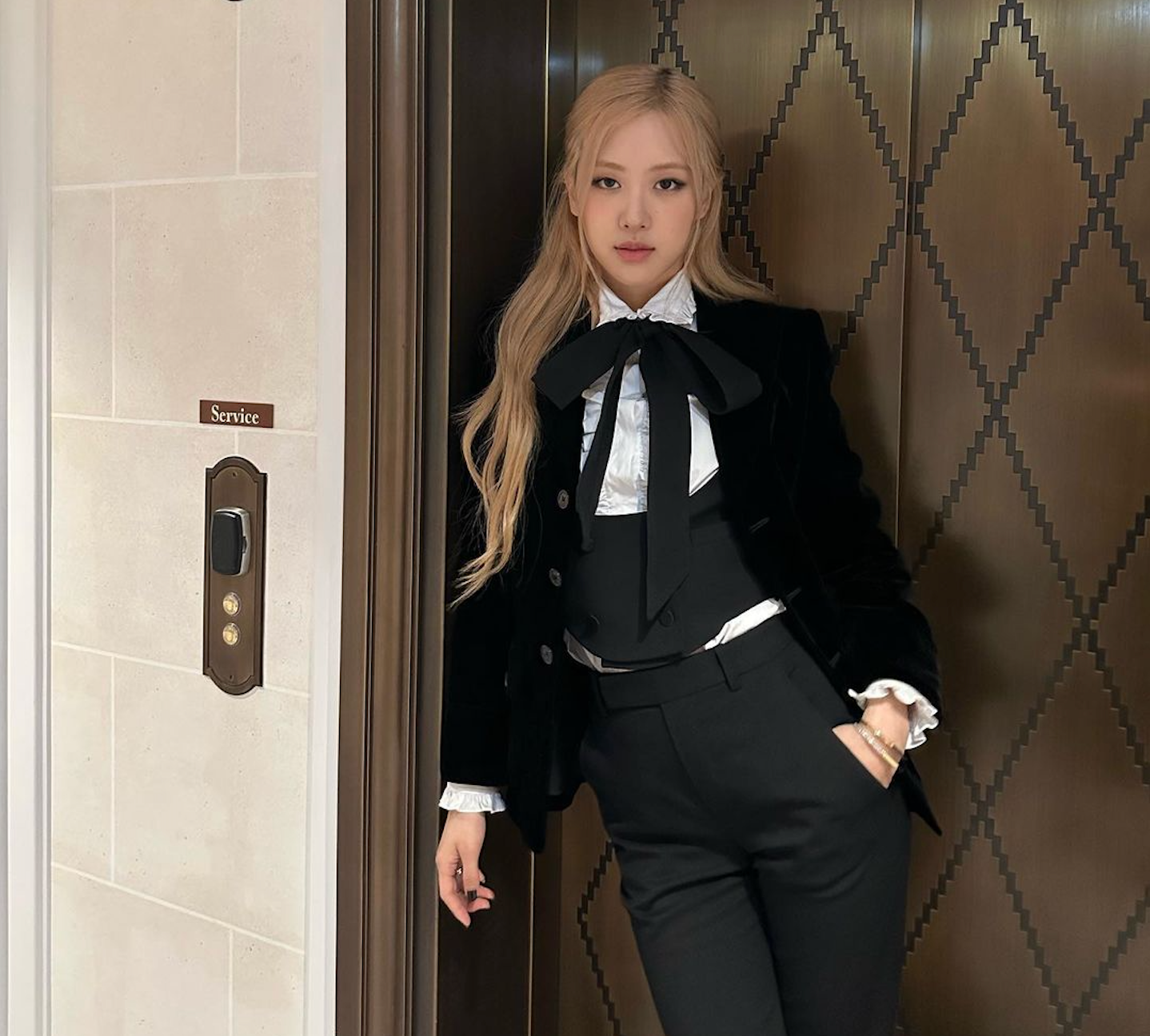 nhung-bo-canh-hang-hieu-cua-blackpink-khi-dien-kien-tong-thong-phap