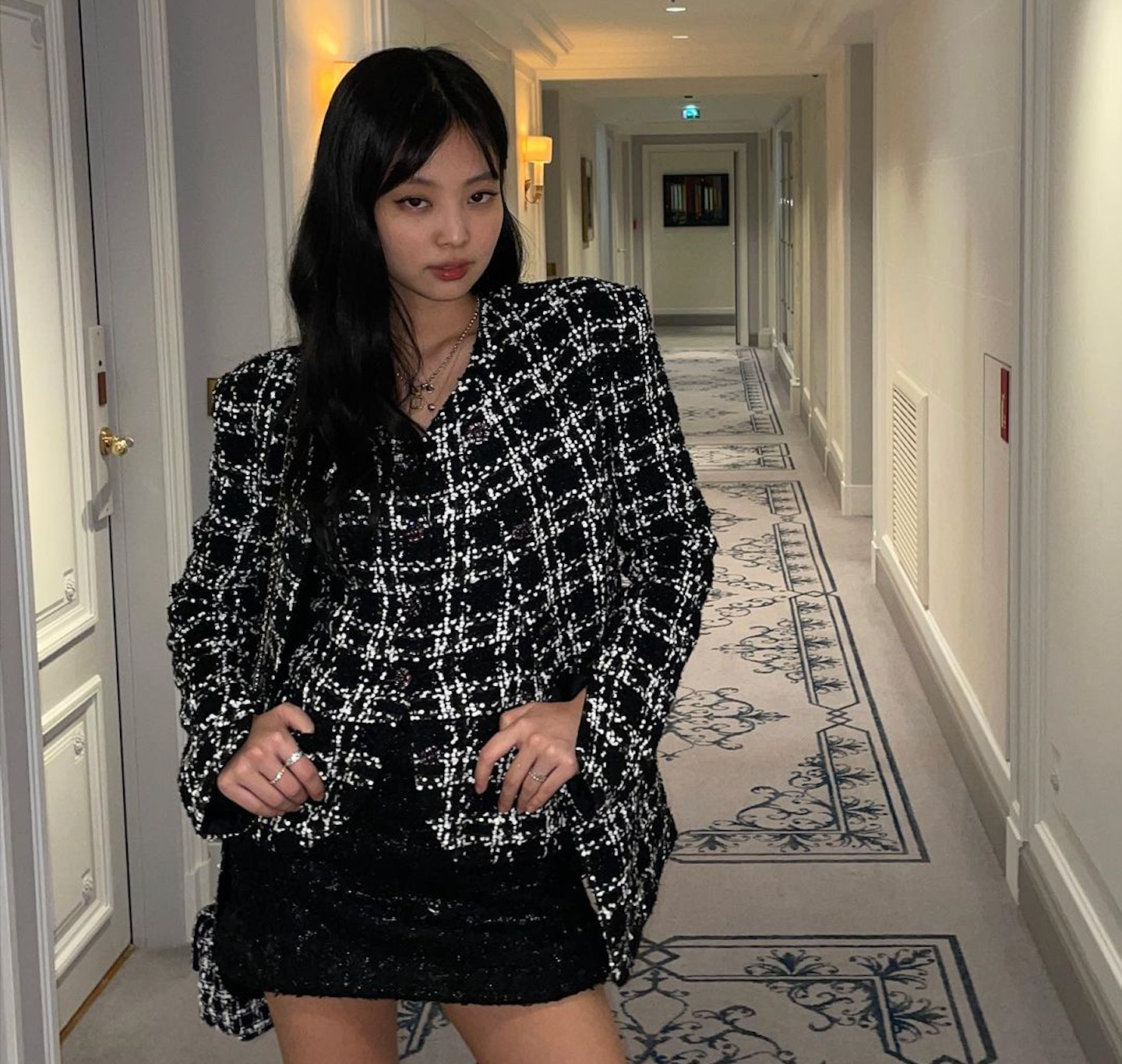 nhung-bo-canh-hang-hieu-cua-blackpink-khi-dien-kien-tong-thong-phap