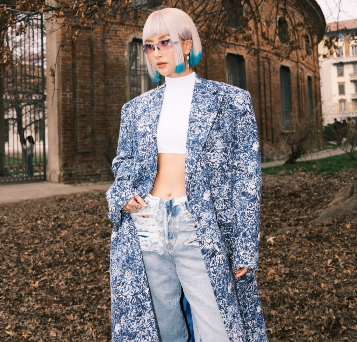 su-bien-hoa-day-sac-mau-cua-quynh-anh-shyn-tai-milan-fashion-week-2023