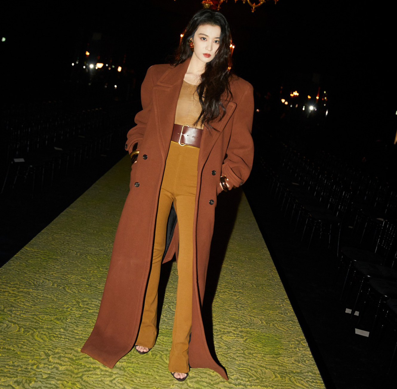 my-nu-xu-trung-gop-mat-tai-front-row-cua-show-ysl-thu-dong-2023