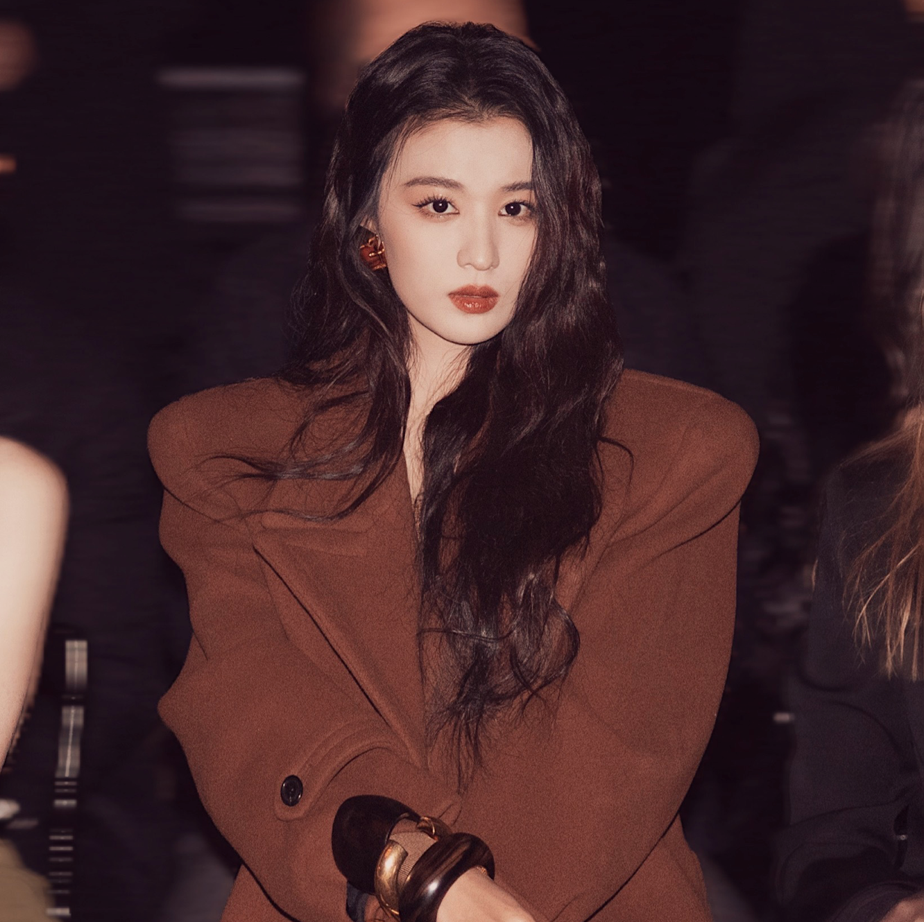 my-nu-xu-trung-gop-mat-tai-front-row-cua-show-ysl-thu-dong-2023