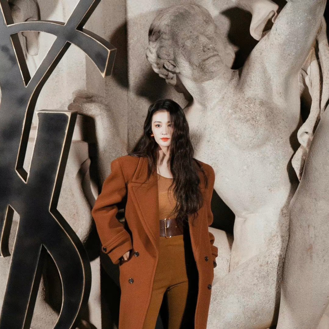 my-nu-xu-trung-gop-mat-tai-front-row-cua-show-ysl-thu-dong-2023