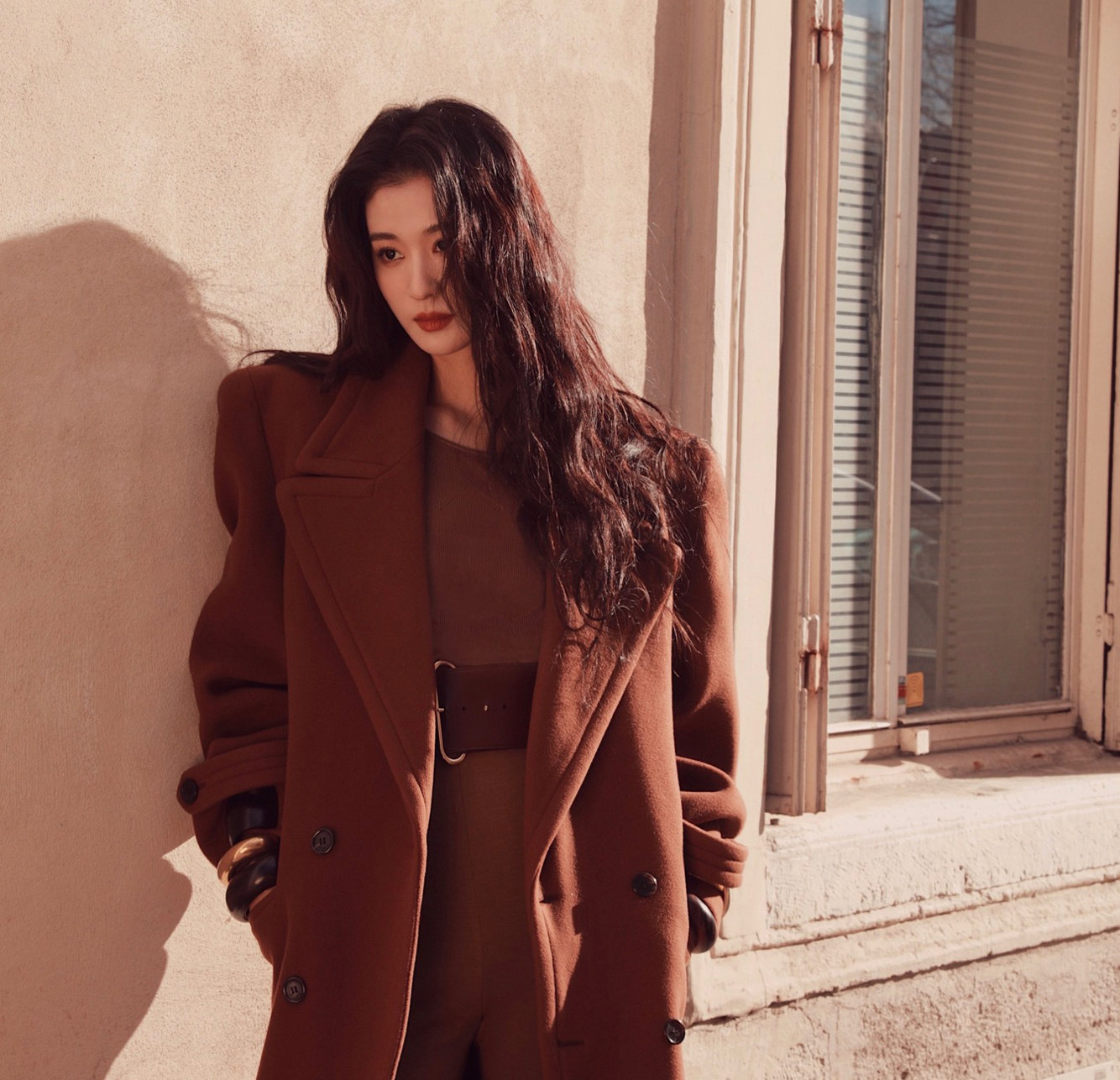 my-nu-xu-trung-gop-mat-tai-front-row-cua-show-ysl-thu-dong-2023