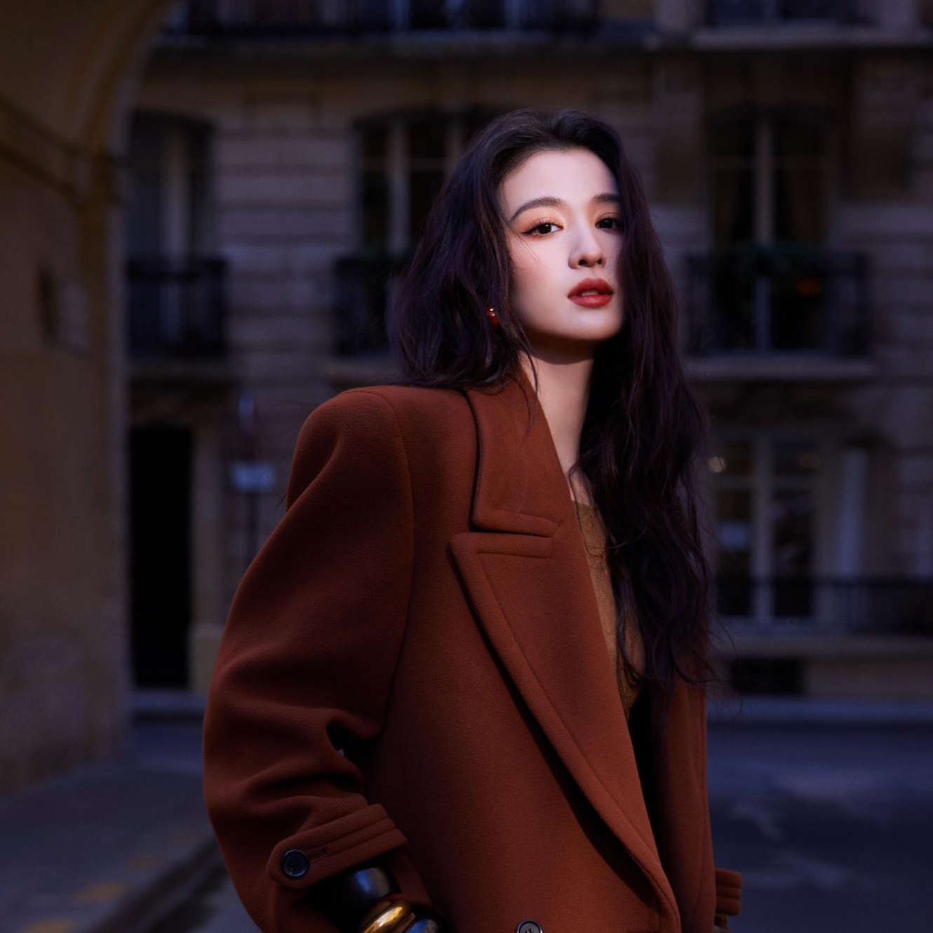 my-nu-xu-trung-gop-mat-tai-front-row-cua-show-ysl-thu-dong-2023