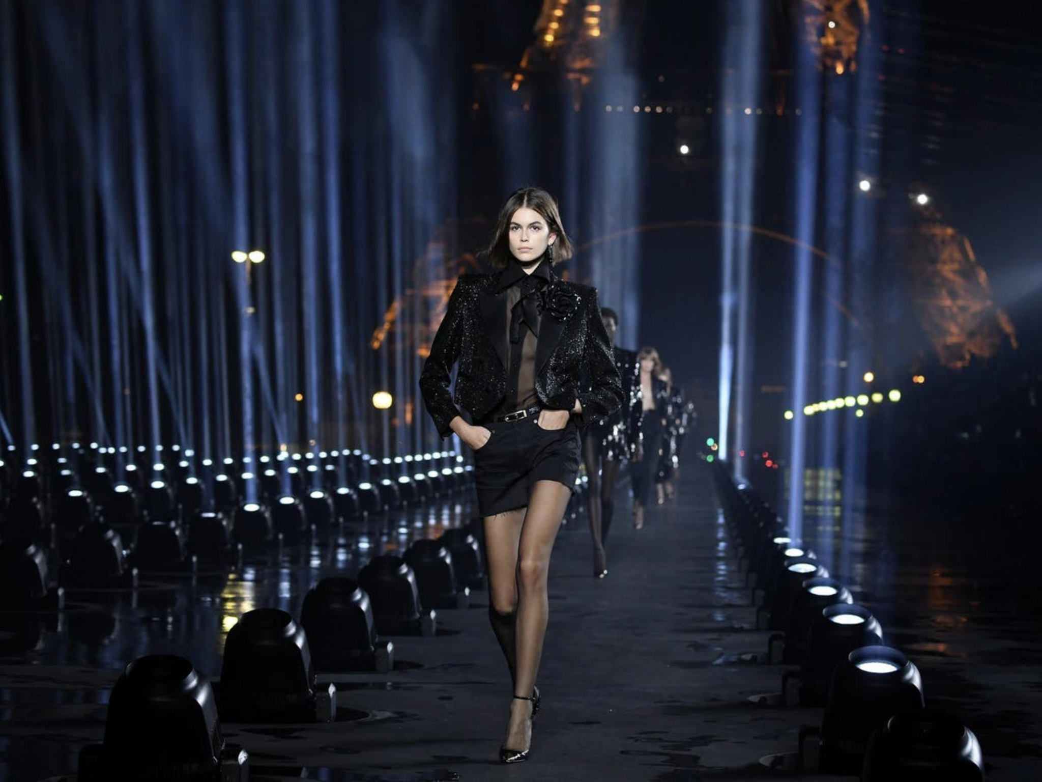 le-smoking-bieu-tuong-cua-lan-song-binh-dang-gioi-tu-yves-saint-laurent