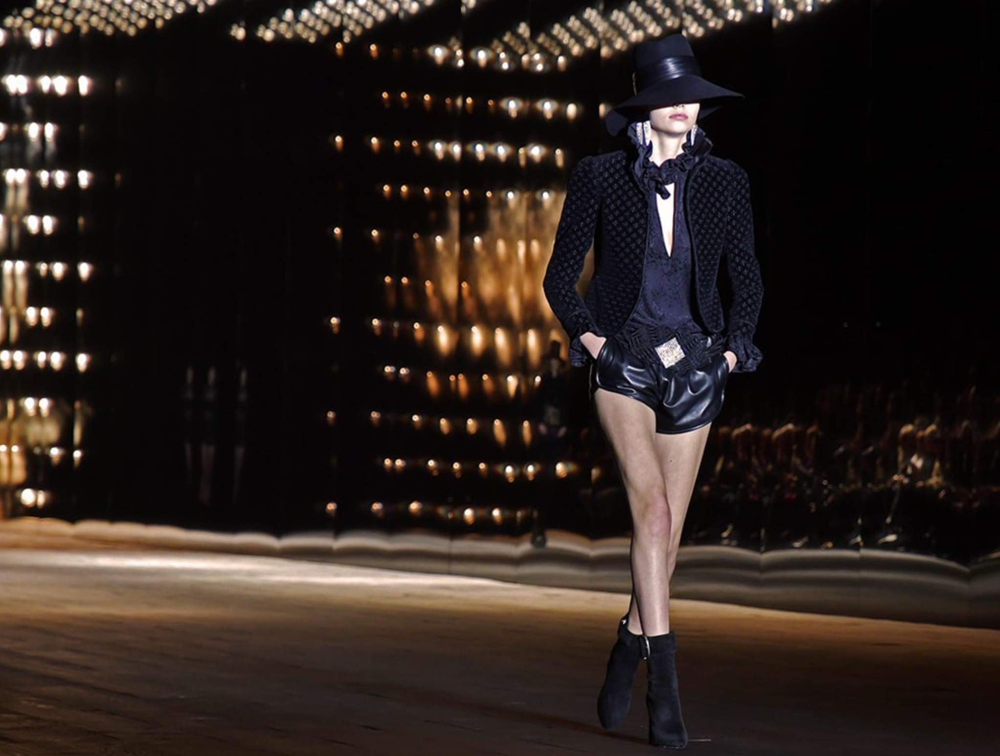 le-smoking-bieu-tuong-cua-lan-song-binh-dang-gioi-tu-yves-saint-laurent