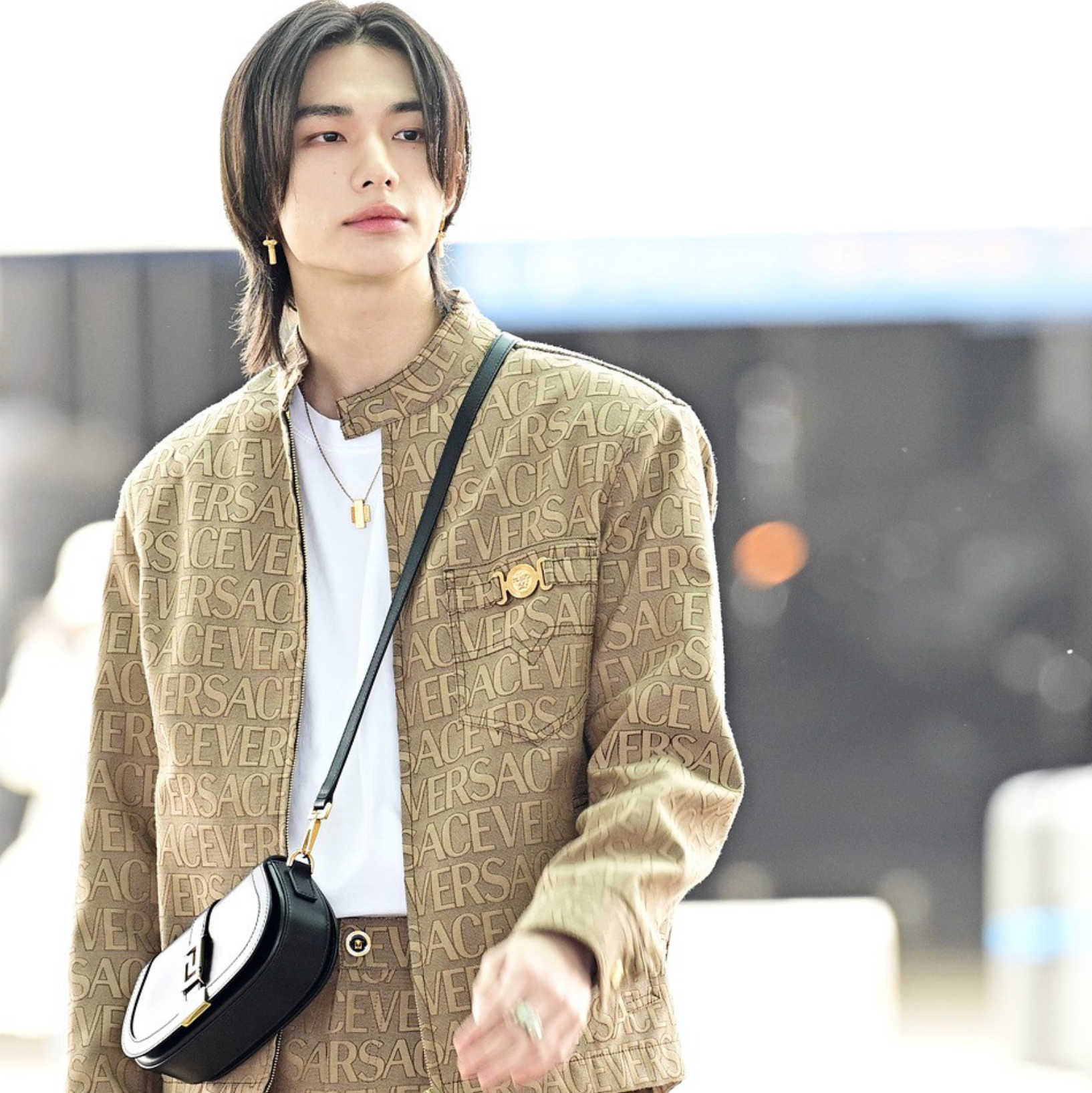 man-chao-san-day-bat-ngo-cua-hyunjin-stray-kids-tai-show-versace-resort-2024