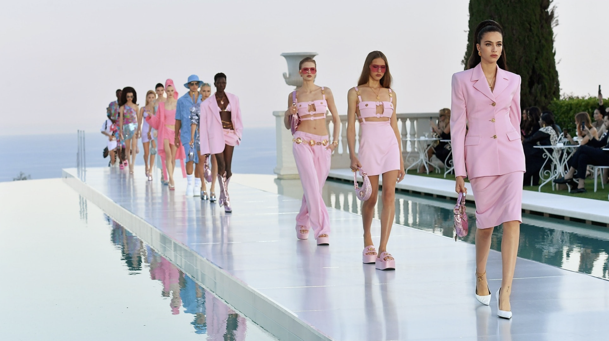 bat-tay-cung-donatella-versace-dua-lipa-lan-san-sang-dia-hat-thoi-trang