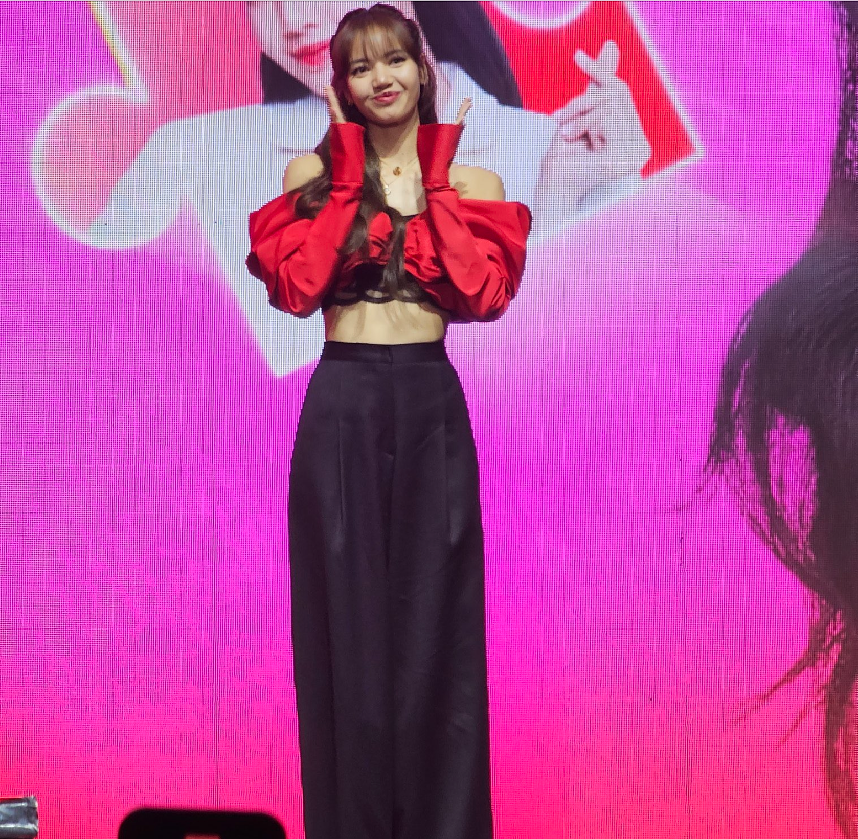 lisa-blackpink-dien-trang-phuc-den-tu-nha-thiet-ke-viet