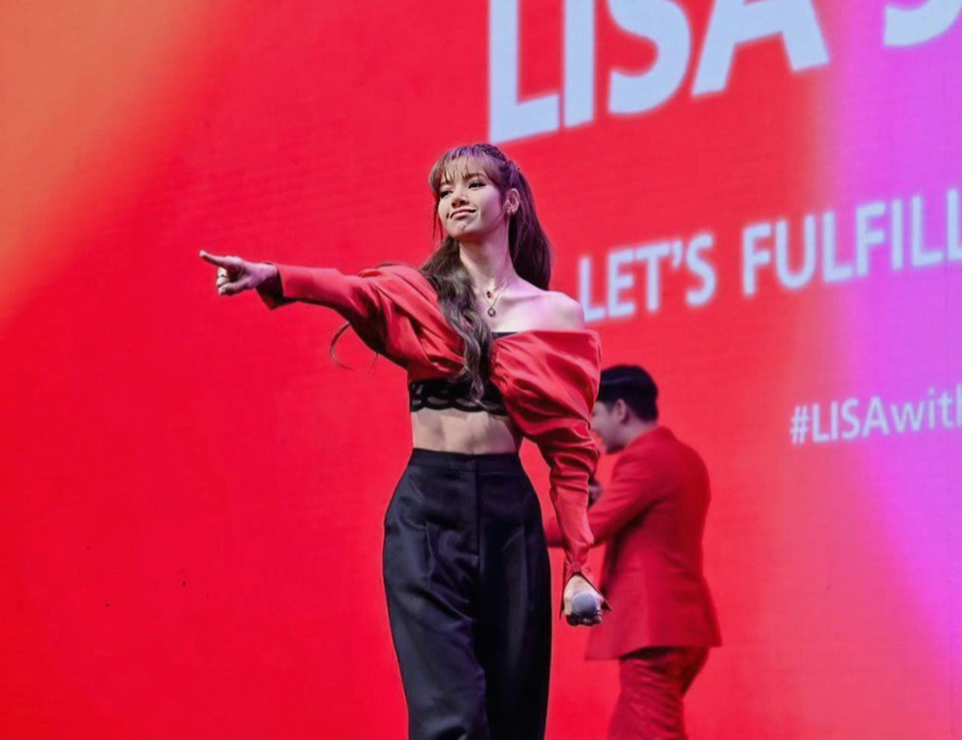 lisa-blackpink-dien-trang-phuc-den-tu-nha-thiet-ke-viet