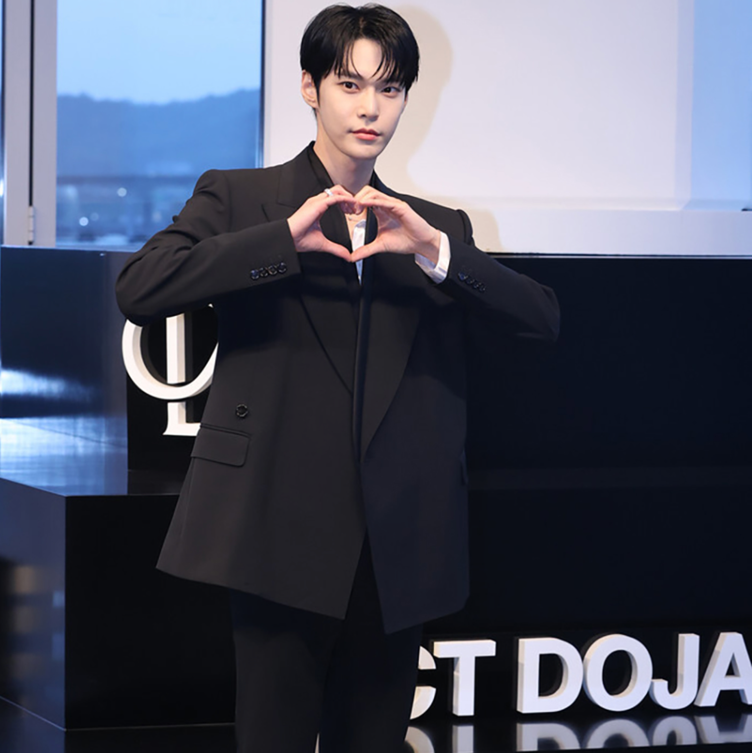 doyoung-nct-tro-thanh-dai-su-dau-tien-cua-dolce-gabbana-tai-ca-nhat-va-han