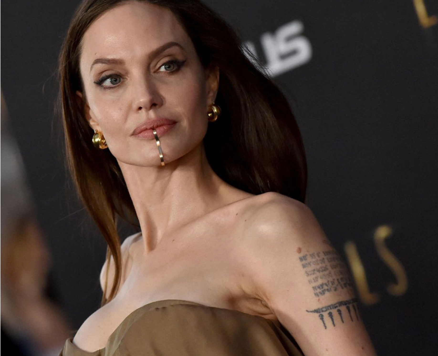 5 năm sau khi chia tay Brad Pitt, Angelina Jolie xăm gì lên mình? | Báo Dân  trí