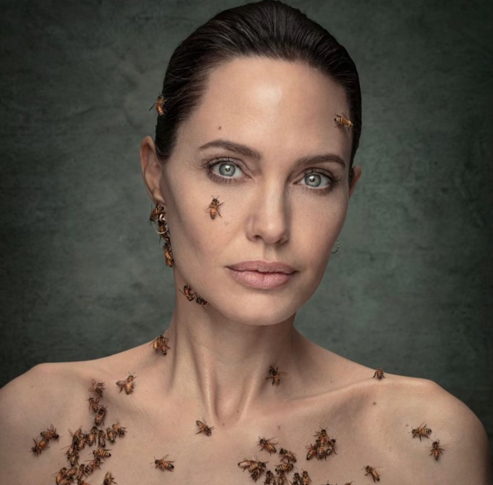 Angelina Jolie bán nude, lộ hình xăm kín lưng