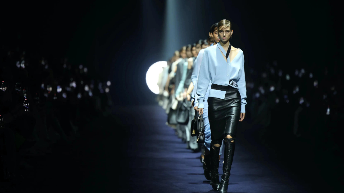 fendi-thu-dong-2023-thoi-trang-layer-mang-dam-phong-cach-haute-coutur