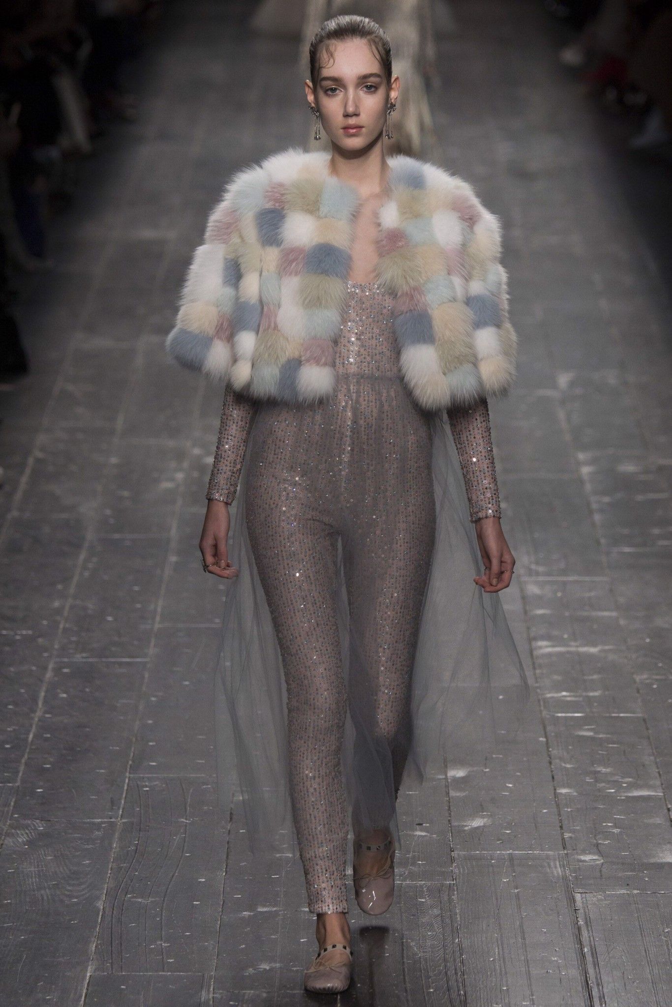 noi-got-alexander-mcqueen-va-gucci-valentino-noi-khong-voi-long-thu