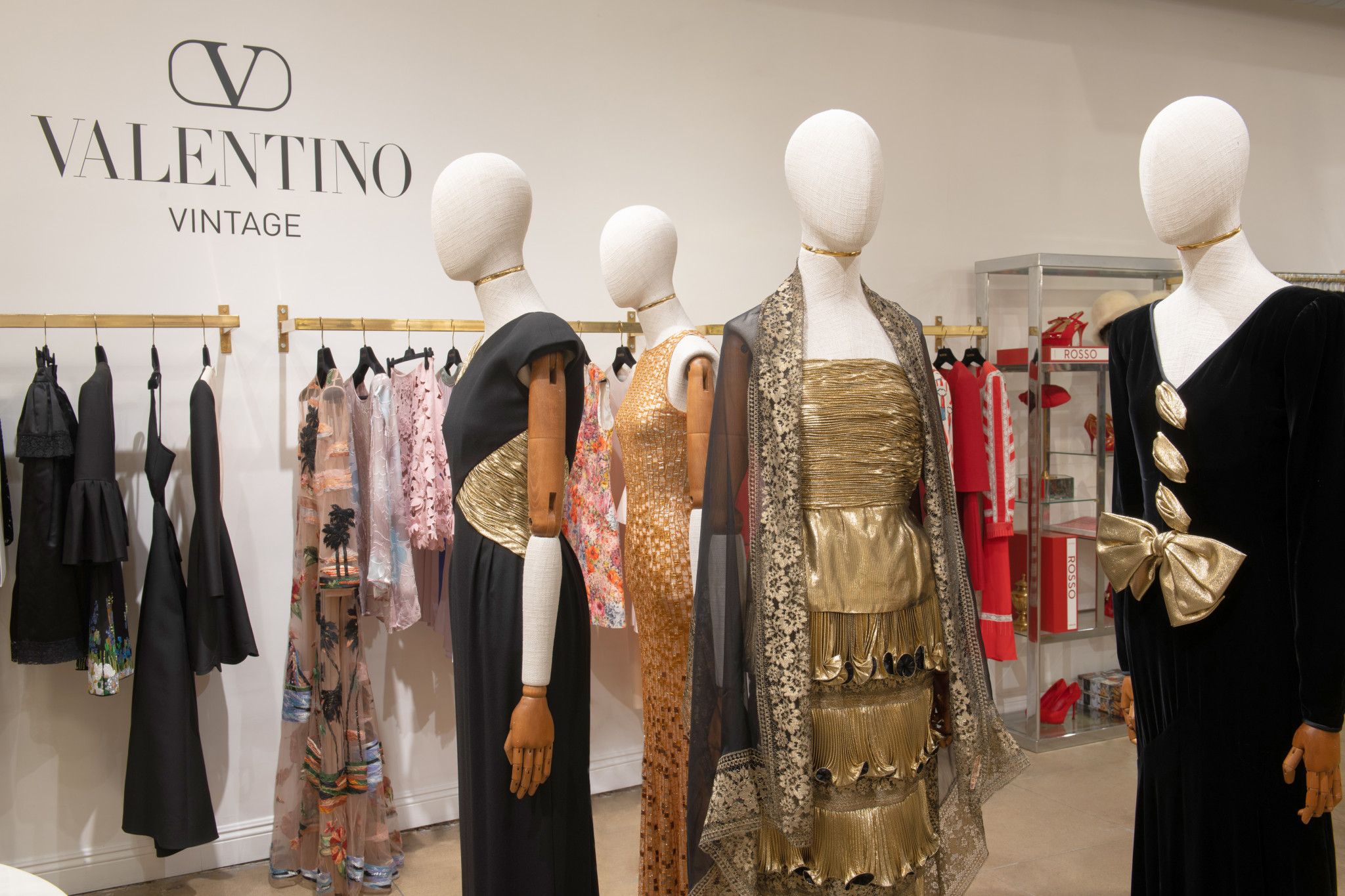 valentino-vintage-du-an-resale-huong-ung-trao-luu-ben-vung-cua-valentino