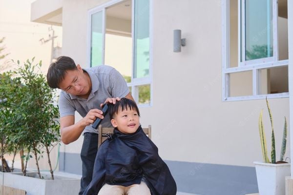 Cách cắt tóc cho bé trai an toàn tại nhà mùa dịch  ThanKinhTocvn
