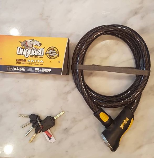 Trên tay khóa chữ O dây cable chống trộm xe máy OnGuard 8036