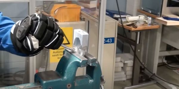 Kiểm tra chất lượng ổ khóa ABLOY tại nhà máy ABLOY ở Joensuu, Phần Lan