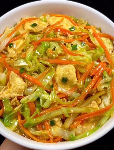 Vào bếp với món vô cùng đơn giản - Bắp cải xào trứng