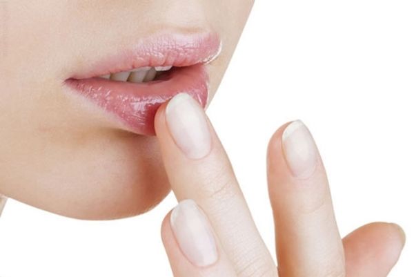 cách sử dụng son dưỡng môi hiệu quả bằng tay