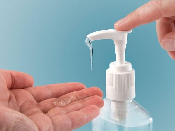 Không nên lạm dụng nước rửa tay khô