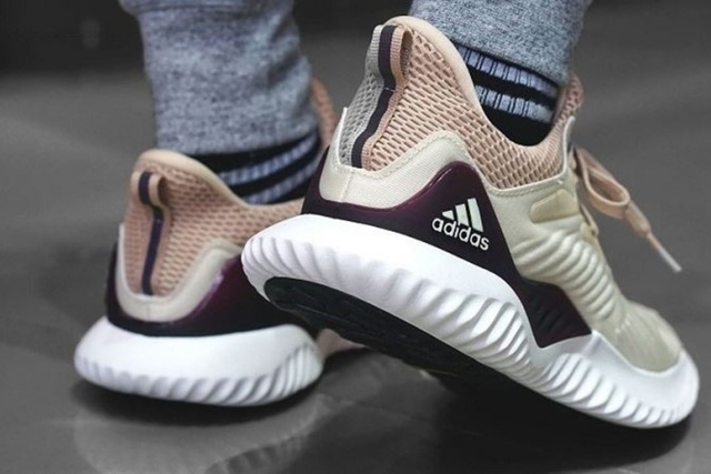 ✨ Mách bạn cách vệ sinh giày Adidas đúng cách, sạch vết bẩn và giữ được dáng giày✨