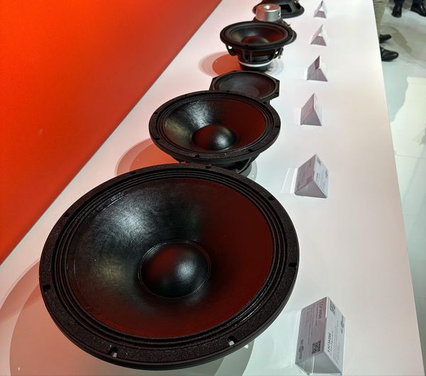 Nhiều loại củ loa B&C Speakers dùng cho sân khấu