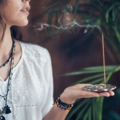 Có Nên Đốt Trầm Hương Trên Bàn Thờ Ông Địa? Những Điều Bạn Cần Biết