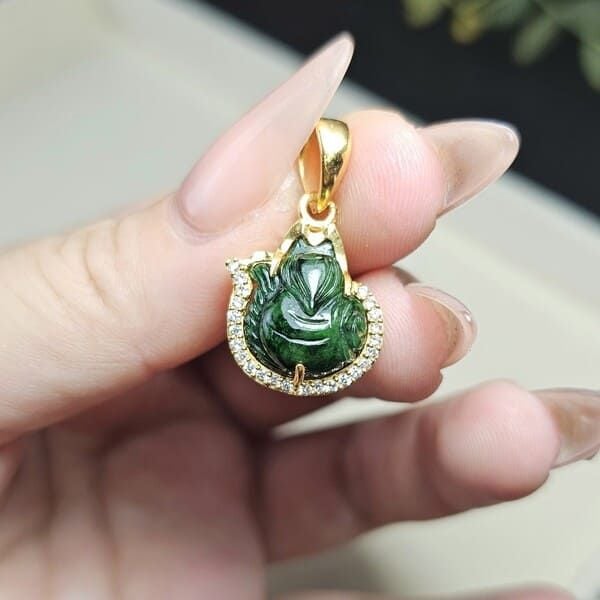 Có Nên Đeo Mặt Dây Chuyền Hồ Ly? Tất Cả Những Gì Bạn Cần Biết
