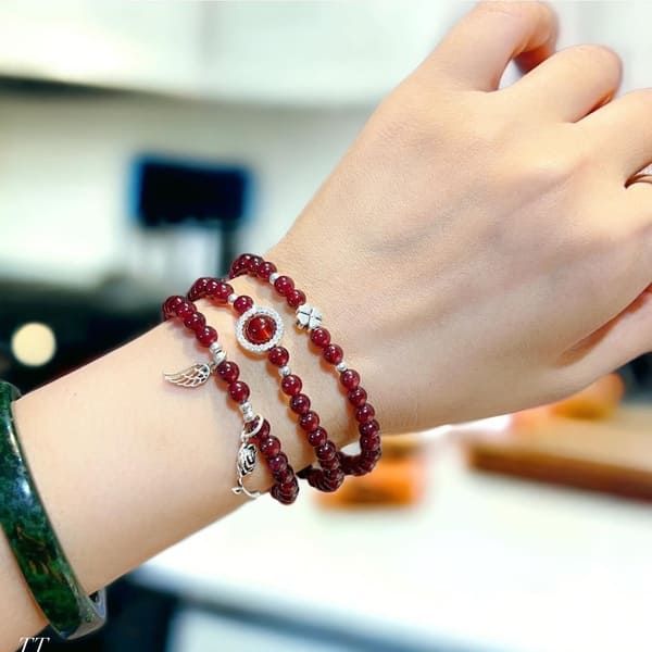 Bí Quyết Đeo Vòng Tay Đúng Cách Cho Nữ Giới