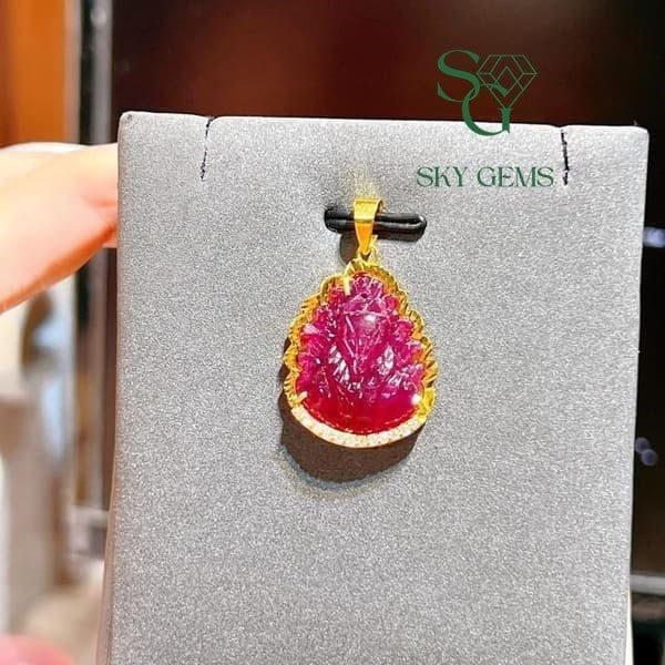 mặt đeo hồ ly chúa đá ruby bọc vàng