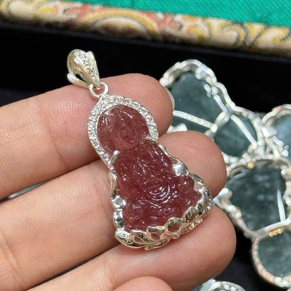 Mặt Phật Bà Quan Âm Thạch Anh Dâu Tây Hồng Bọc Bạc 2.4cm