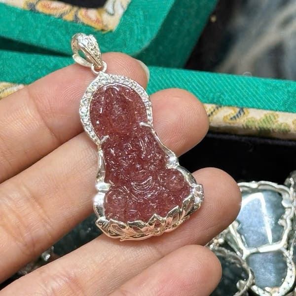 Mặt Phật Bà Quan Âm Thạch Anh Dâu Tây Hồng Bọc Bạc 3cm