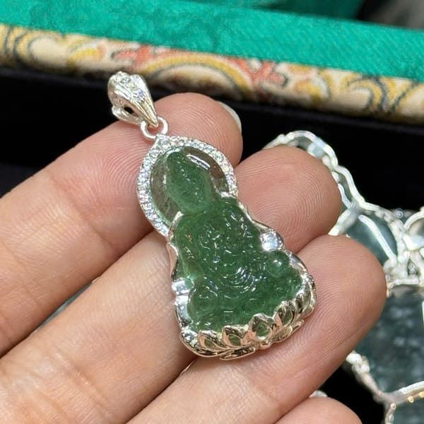 Mặt Phật Bà Quan Âm Thạch Anh Dâu Tây Xanh Bọc Bạc