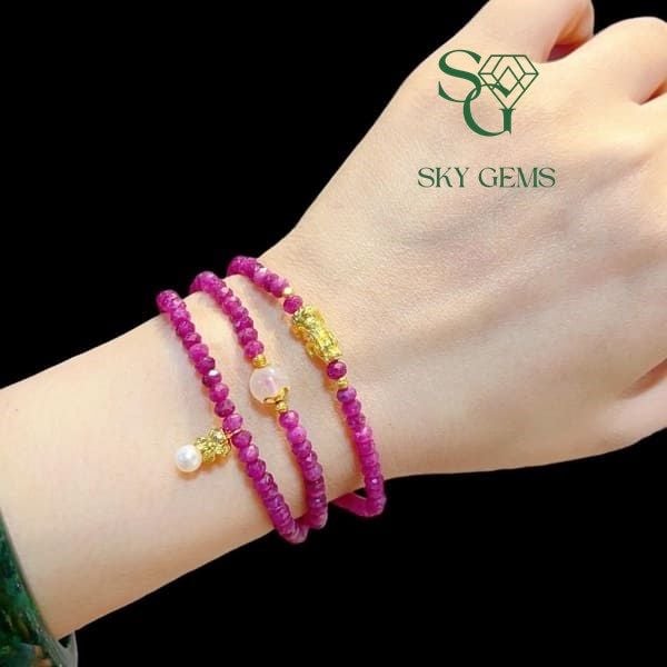 Vòng tay đá ruby bánh xe cắt giác mix charm vàng