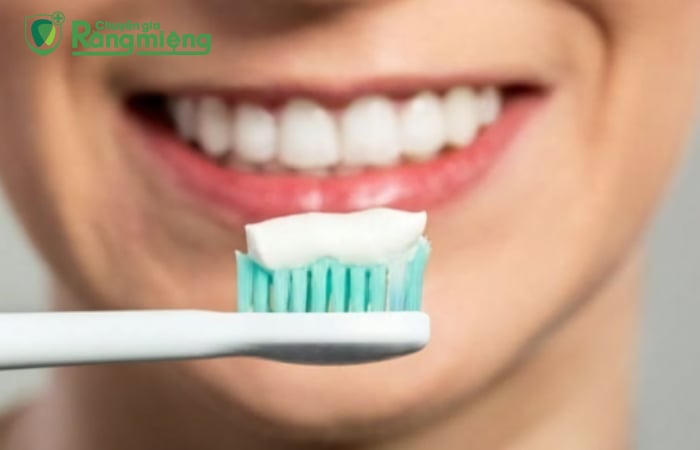Đánh răng thông thường không thể loại sạch hết vi khuẩn và mảng bám trên răng