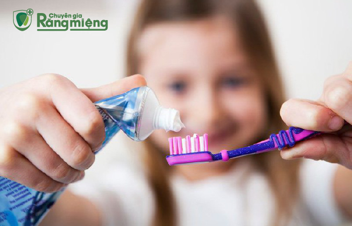 Sử dụng kem đánh răng chứa Fluoride để ngừa sâu răng tốt hơn khi vệ sinh răng niềng