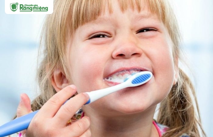 Tránh sử dụng kem đánh răng nhiều bọt cho trẻ em