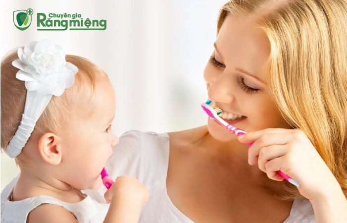 Bố mẹ nên theo dõi việc đánh răng của bé cho đến khi bé khoảng 7 tuổi