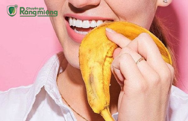 Cách làm trắng răng bằng vỏ chuối