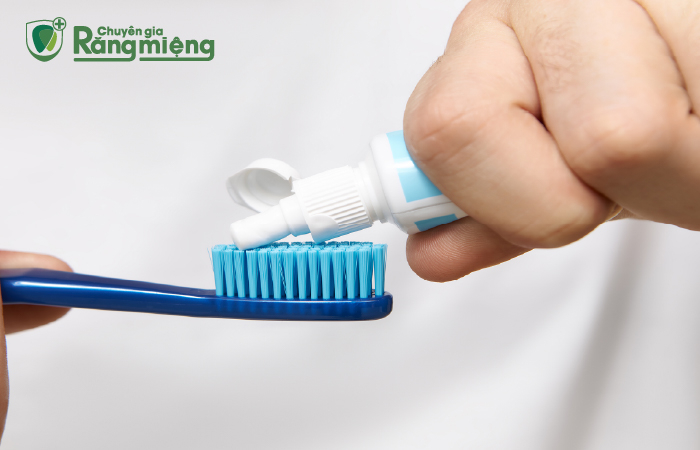 Dùng kem đánh răng chứa Fluoride sẽ tốt cho răng niềng