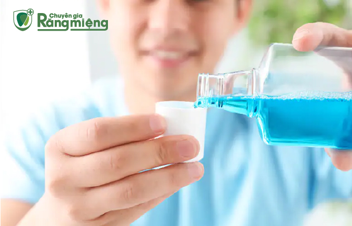 Sử dụng nước súc miệng sẽ giúp diệt khuẩn hiệu quả khi vệ sinh răng niềng