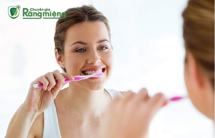 Chải răng từ trong ra ngoài, để bột trắng răng trải đều các bề mặt răng
