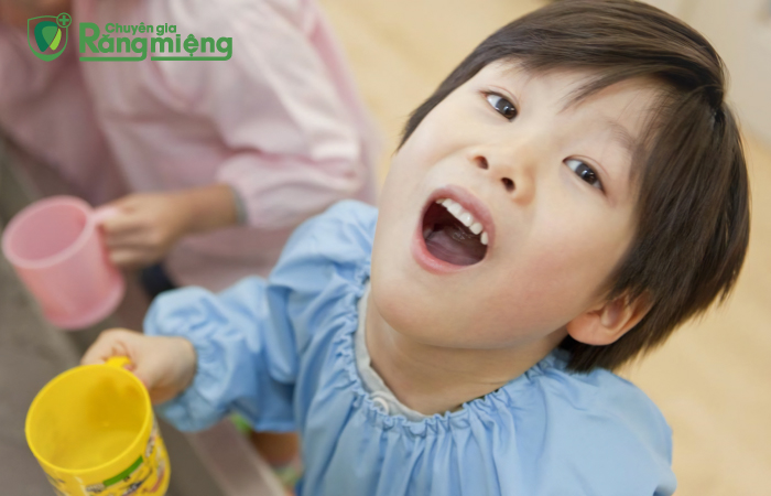 Nhấn vào ảnh để phóng to Hướng dẫn cho trẻ súc miệng nước muối đúng cách