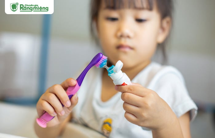 Tại sao phải dùng kem đánh răng riêng biệt cho bé?