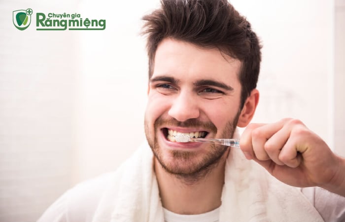 Chỉ đánh răng thì không thể làm sạch được hết khoang miệng dẫn đến kẽ răng bị hôi
