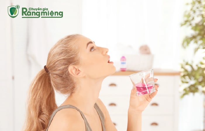 Nước súc miệng sẽ giúp giảm mùi kẽ răng bị hôi tức thời