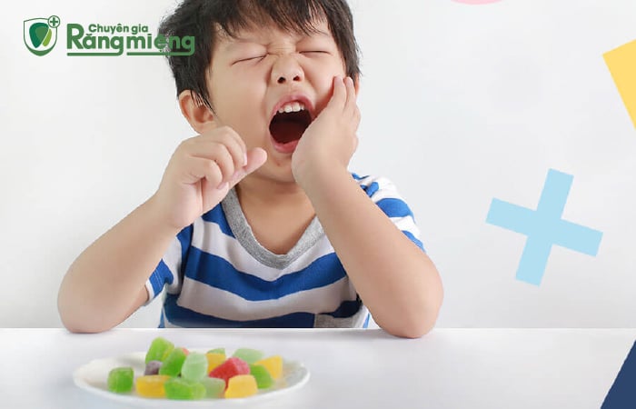 Thói quen ăn nhiều đồ ngọt khiến trẻ 4 tuổi bị sâu răng hàm